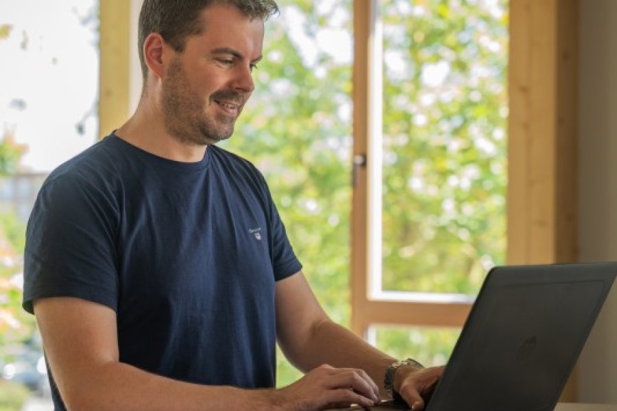 Arbeit am Laptop bei den PLUSTOOLS
